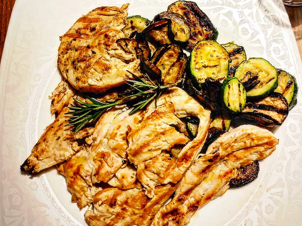 Gegrilltes Hähnchenbrustfilet mit Grillgemüse