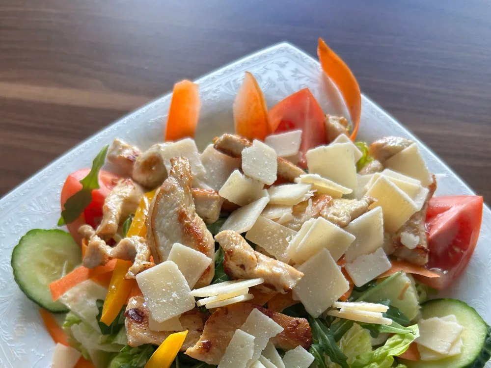 Salat mit gegrillten Hähnchenbruststreifen